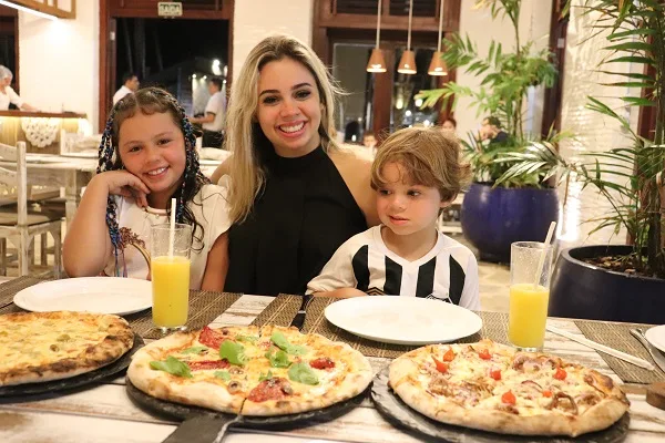Lorena Dayse descansa e curte família no Beach Park