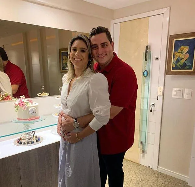 Tatiana e Thiago Barreira recebem aviso da cegonha