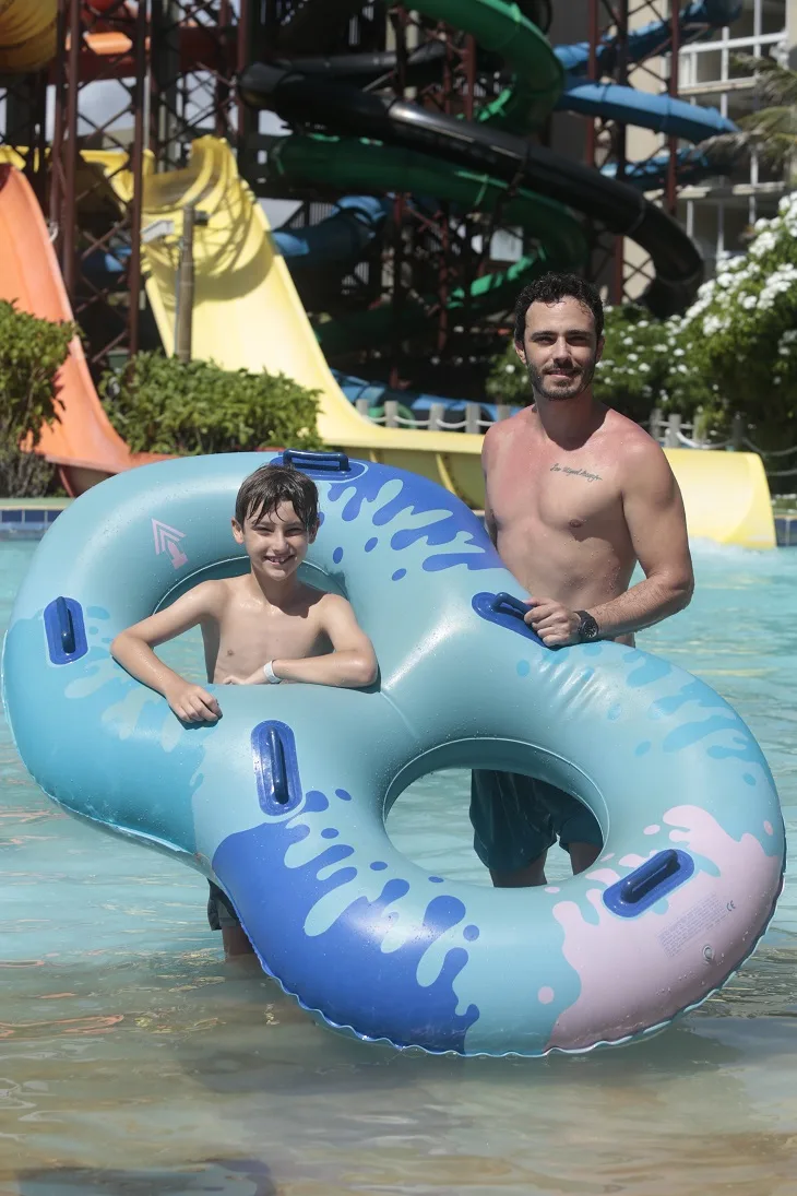 Thiago Rodrigues aproveita dia de diversão no Beach Park
