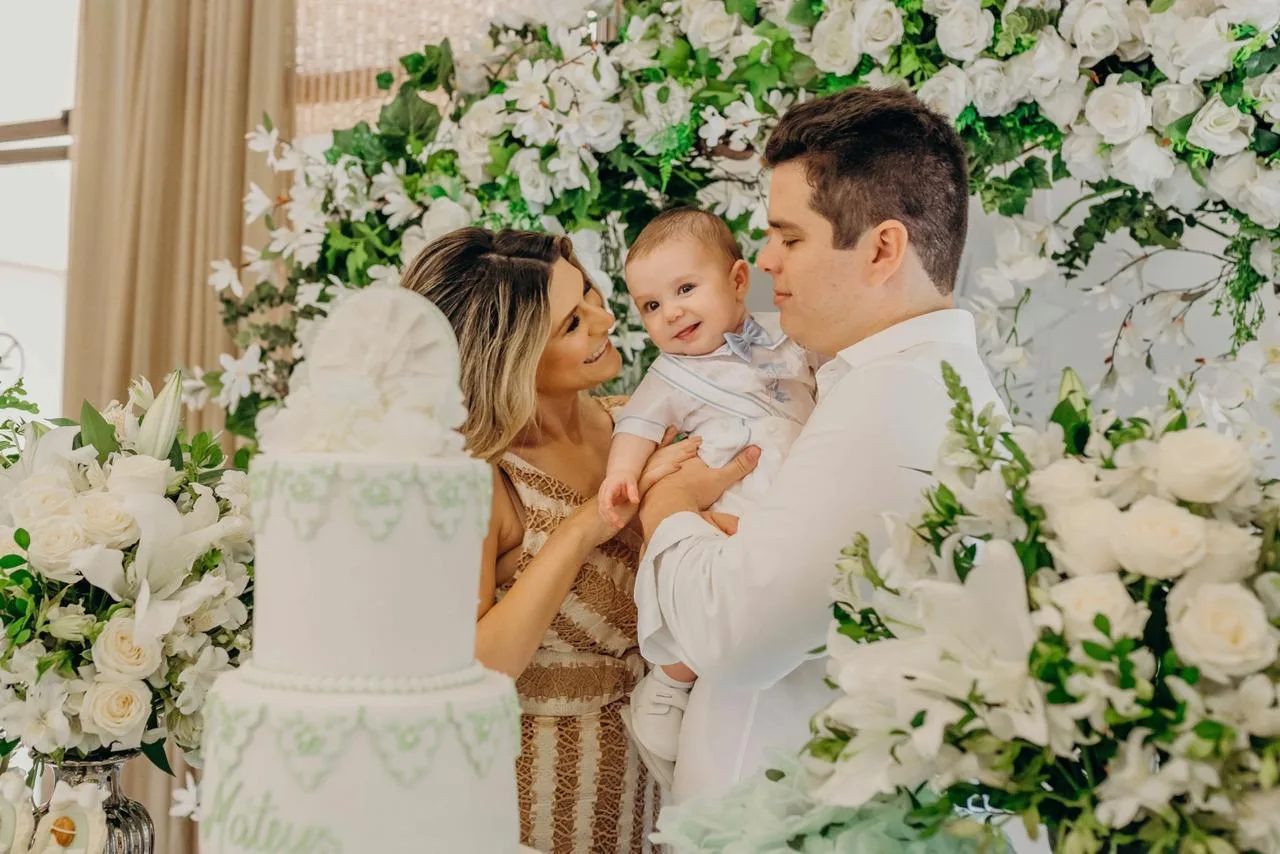 Elaine e Marco Oliveira batizam Mateus