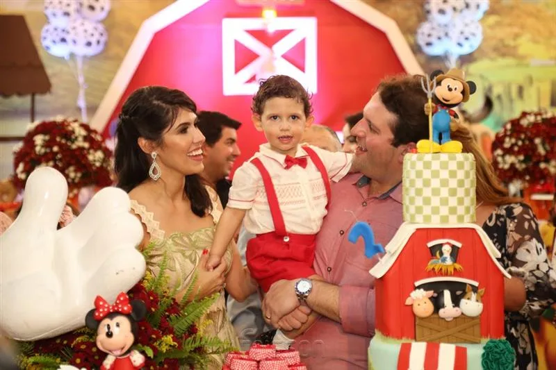 Flávia e Daniel Simões festejam dois anos de Henrique