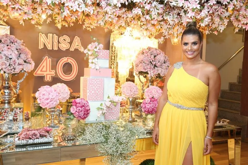 Anelisa Barreira brindou sua estreia nas quatro décadas