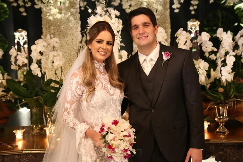 Bia Gradvohl e Wagner Neto sobem ao altar