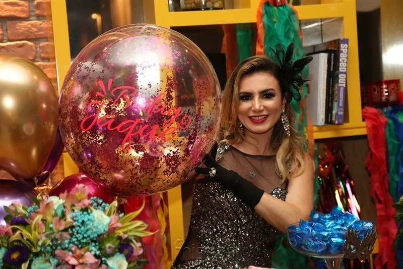 Jaqueline Maya comemora aniversário em clima de Carnaval