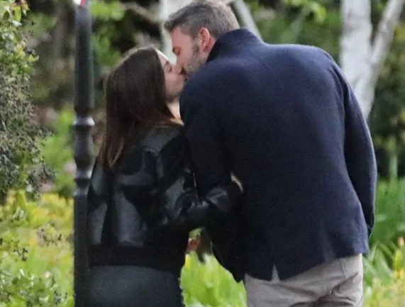 É o amor: Ben Affleck e Ana de Armas juntinhos
