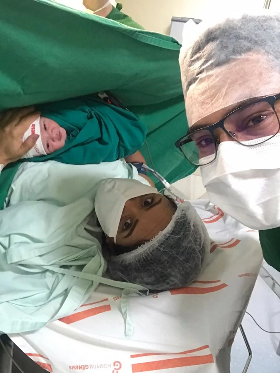 Cecília Maria chega para Ana Patrícia e João Victor Pinheiro