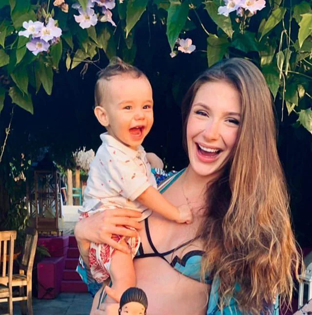 Karolina Stockloew celebra seus 20 anos
