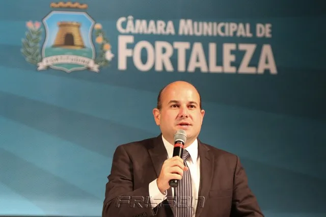 Roberto Cláudio e o poste que ilumina 2022