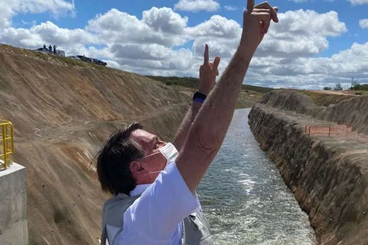 Bolsonaro celebra chegada das águas do São Francisco ao Ceará