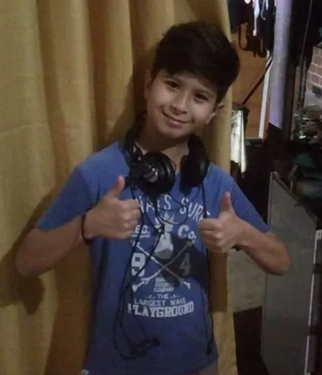 Garoto relata que junta latinha para ajudar o pai após morte da mãe e viraliza