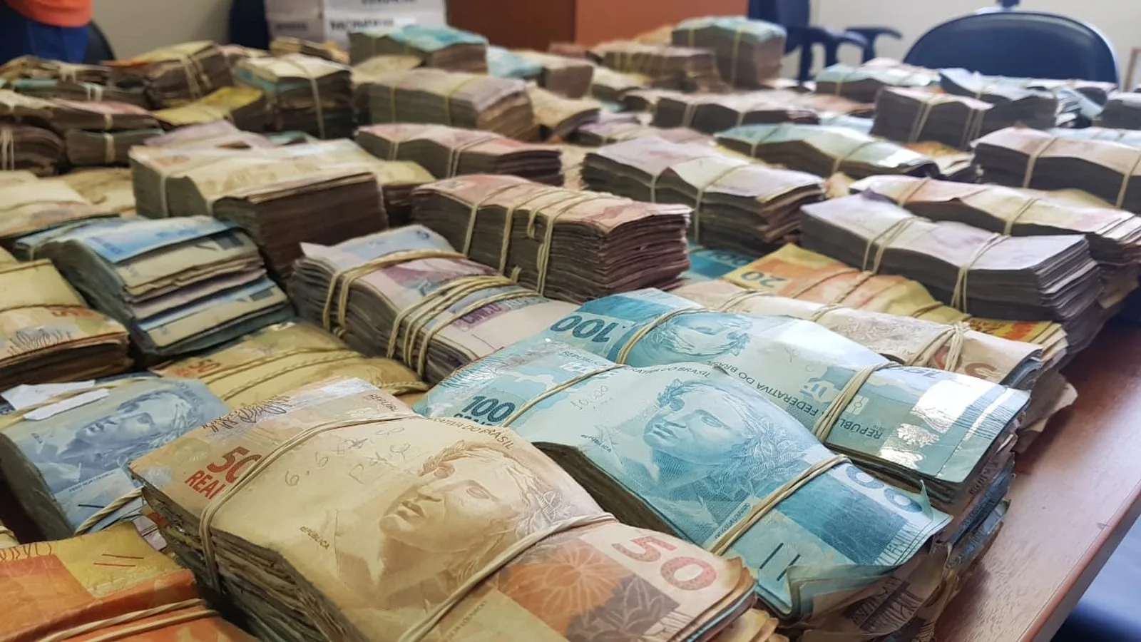 Polícia identifica autores e apreende mais de R$ 1 milhão em operação de combate a fake news
