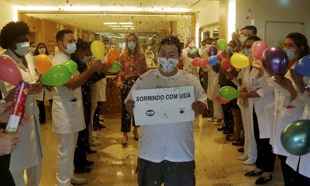 Jovem com Síndrome de Down ganha festa ao receber alta após ser curado de Covid-19