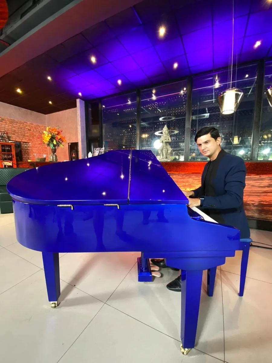 Pianista Paulo Rodrigo causando frisson com um blue piano