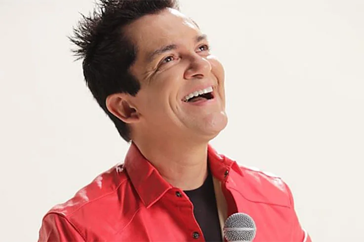 Regis Danese apresenta live nesta segunda (13)