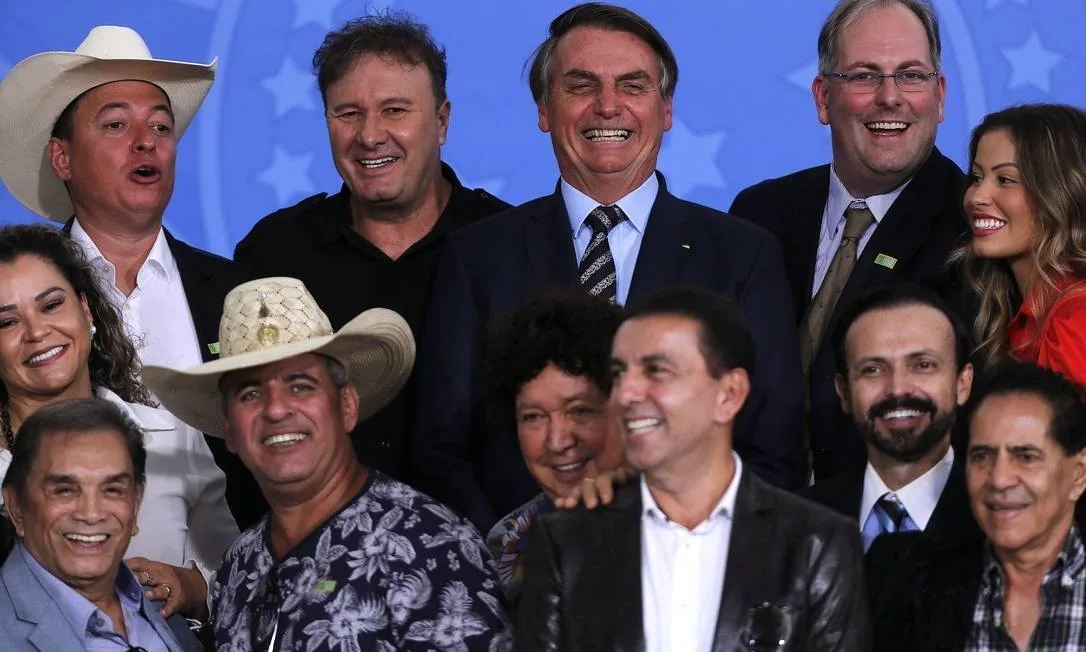Bolsonaro autoriza repasse de R$ 3 bilhões para artistas e profissionais da cultura