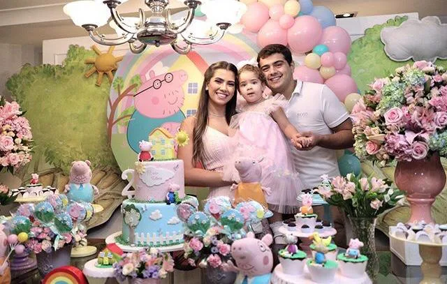 Suzi Geleilate e João Victor Pinto cantam parabéns para Maria Victória