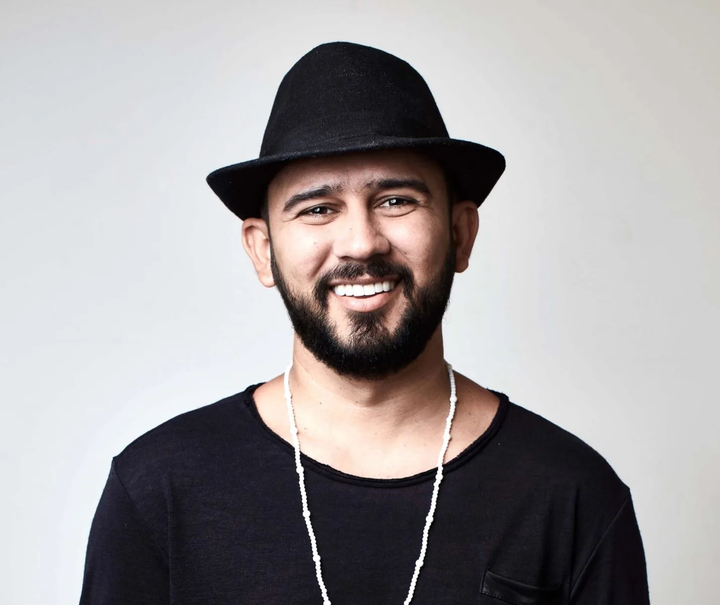 Bráulio Bessa transforma sua casa em espaço de incentivo à arte e cultura