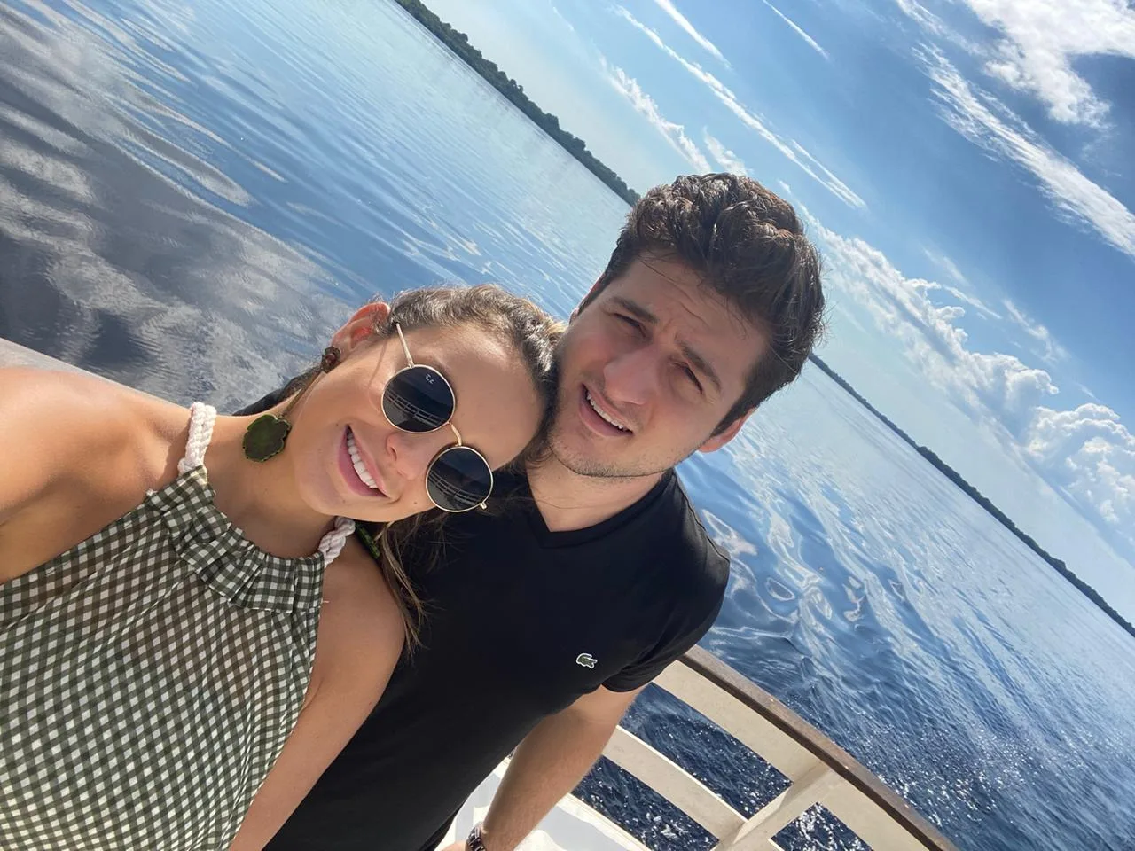 Fernanda Levy e Omar Macedo brindam com estilo o primeiro ano de casados