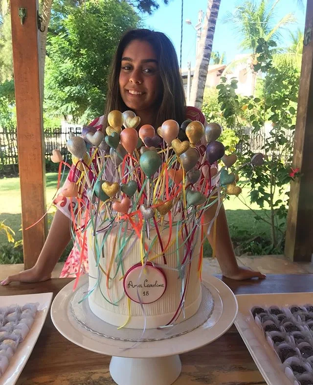 Ana Carolina Freire completa 18 anos e comemora em família