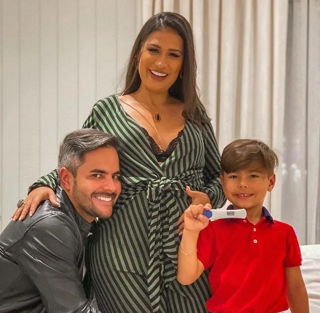 Simone e Kaká Diniz receberam segundo aviso da cegonha