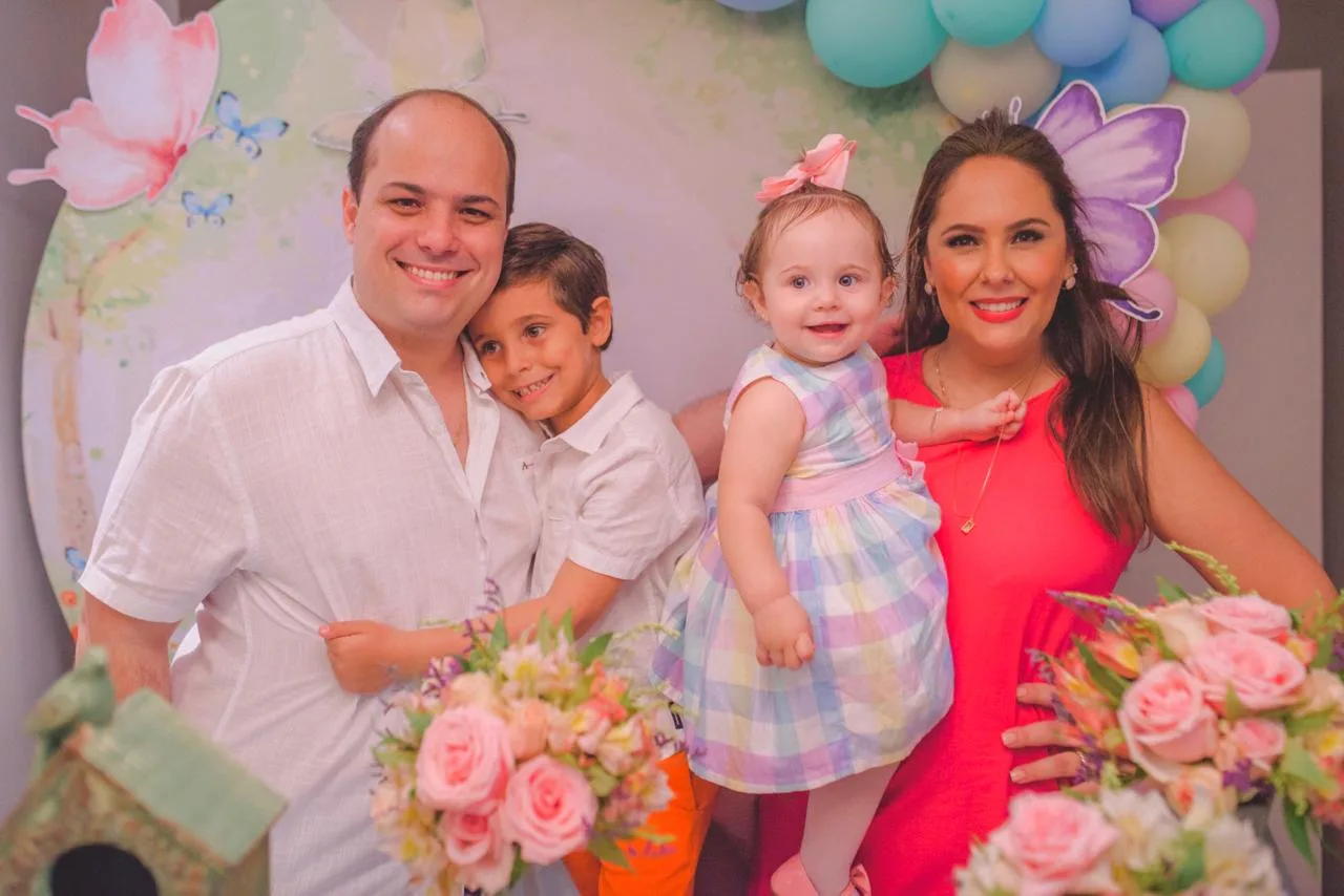 Anna Gladys e Felipe Oquendo assopram a primeira velinha da filha Melina