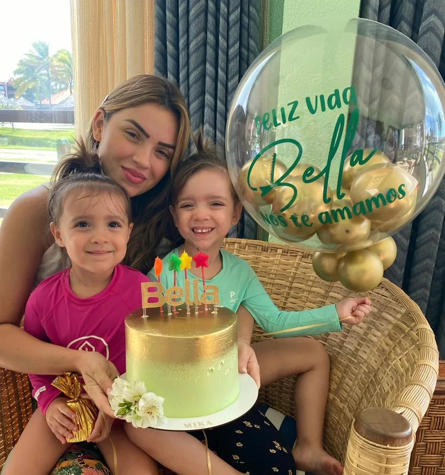 Isabella Pinheiro ganha os parabéns em festa surpresa