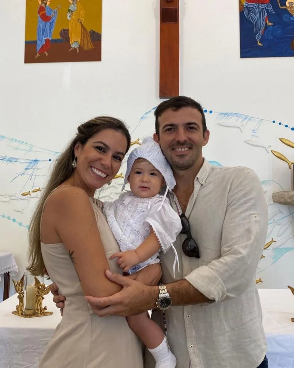 Luciana Russo e Thiago Duarte levam a filha à pia batismal
