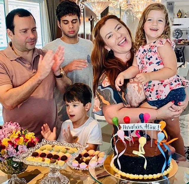 Aline Barroso comemora aniversário em família