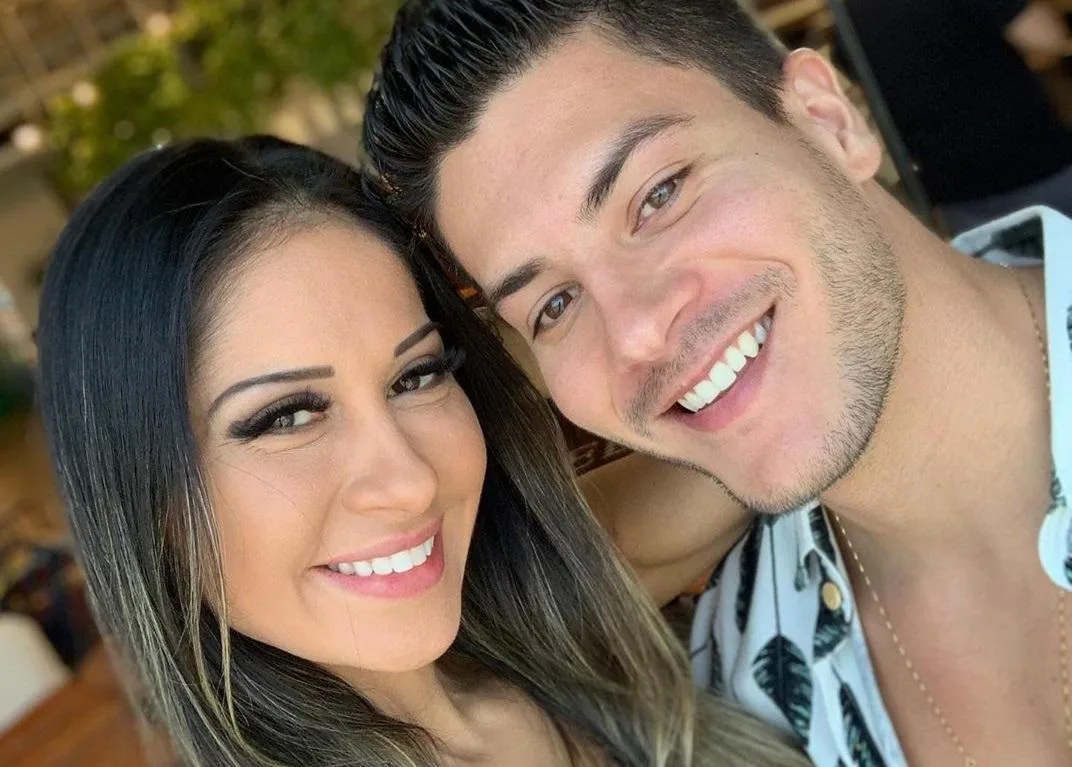 Arthur Aguiar declara que voltou a conversar com Mayra Cardi após separação