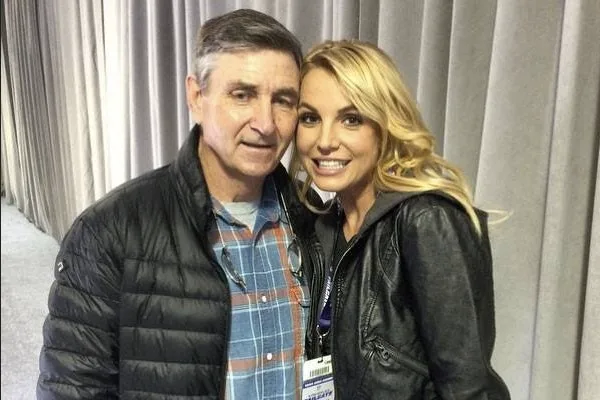Britney Spears pede à Justiça Americana que retire seu pai da tutela e fãs levantam hashtag