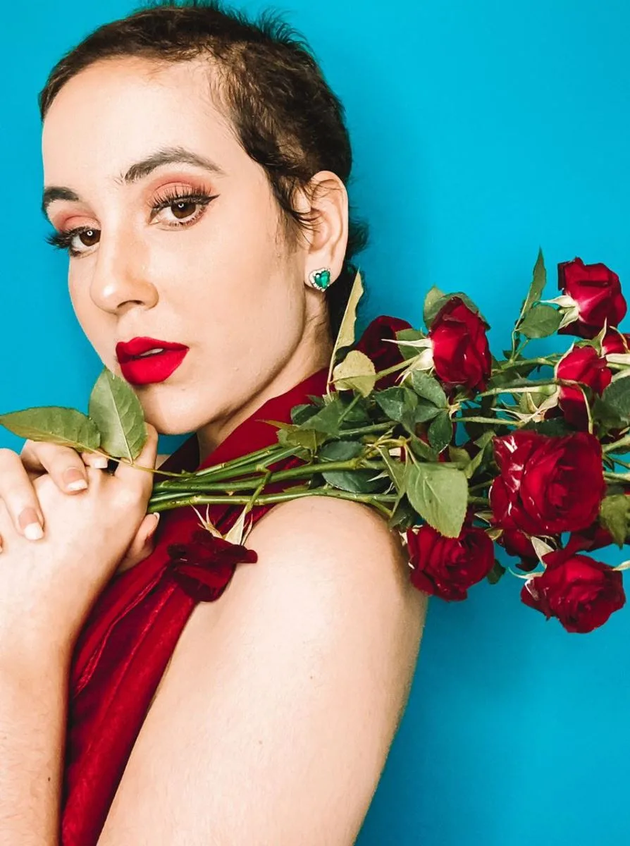 Duda Riedel lança seu primeiro livro físico: "De Onde Nascem as Rosas"