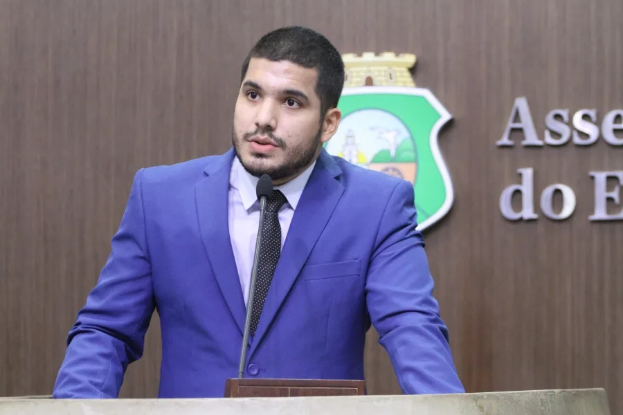 Assembleia aprova suspensão de mandato do deputado André Fernandes por 30 dias