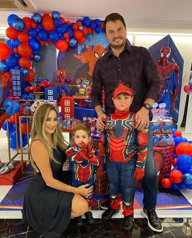 Simone e Jorge Cambraia festejam os aniversários de Lorenzo e Nicolas