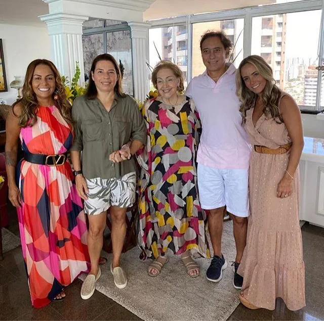Norma Bezerra recebe os parabéns da família em almoço especial