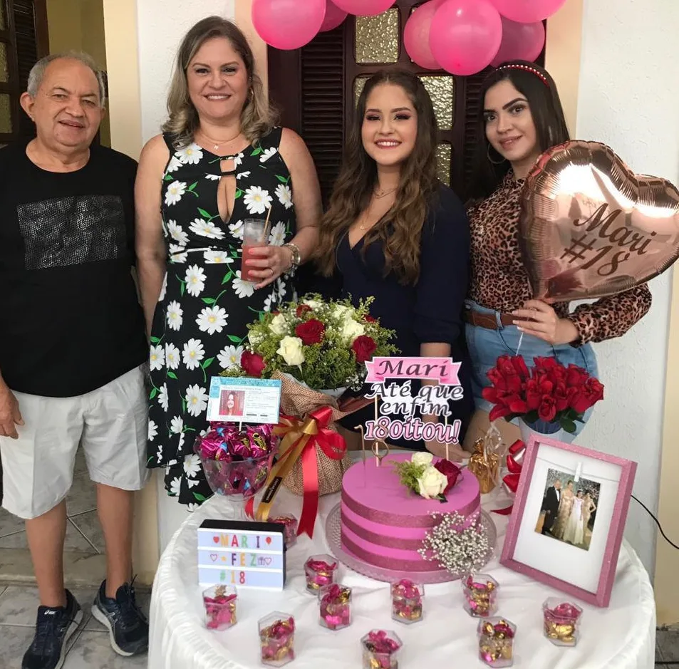 Estudante Mari Weinrich ganha festa surpresa de 18 anos