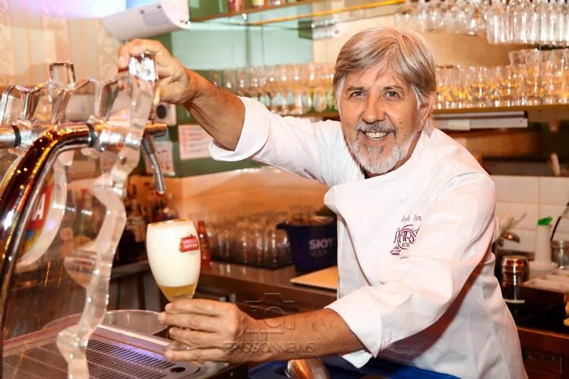 Ângelo Oliva lança o happy hour do Paris 6