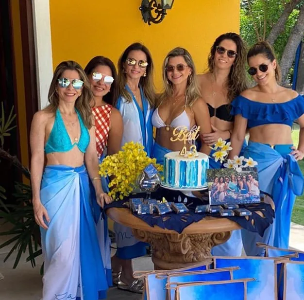 Michelle Aragão é surpreendida com comemoração antecipada de aniversário