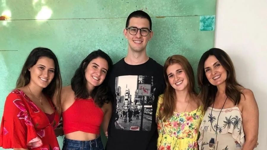 Fátima Bernardes se despede do filho Vinícius e deseja boa viagem em homenagem