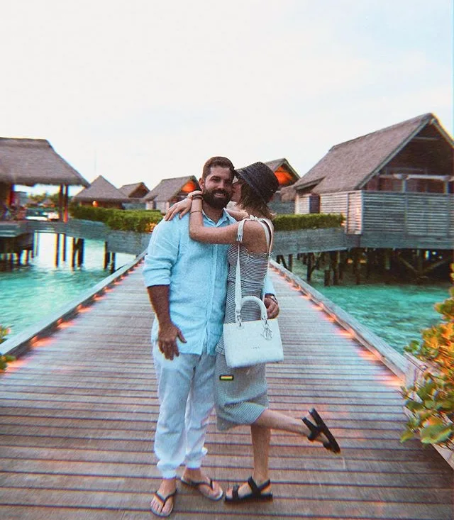 Paulinha Sampaio e Felipe Rocha brindam aniversário de casamento nas Maldivas