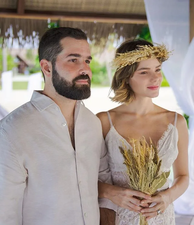 Paulinha Sampaio e Felipe Rocha renovam votos nas Maldivas