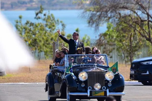 Sete de Setembro em Brasília tem aglomeração, Bolsonaro sem máscara e gritos de 'mita' para Michelle