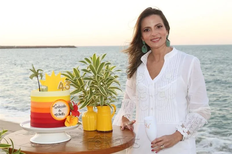 Michelle Aragão brinda a nova idade com amigas ao pôr do sol