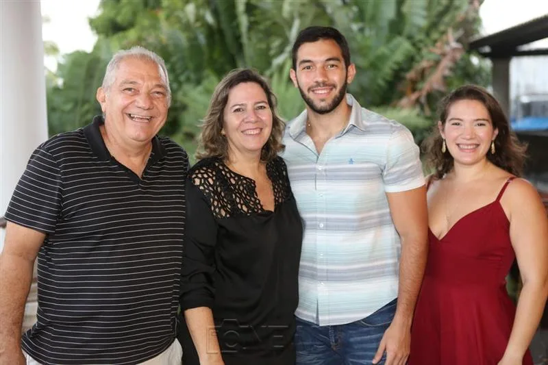 Ana Paola Dibe ganha os parabéns em chá da tarde