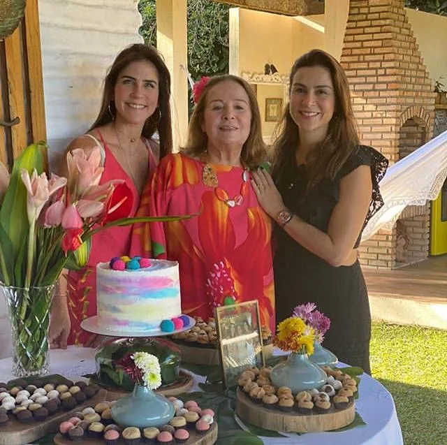 Ester Weyne comemora aniversário com a família e alguns amigos