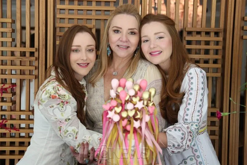 Sandra Fujita celebra aniversário em almoço com amigas