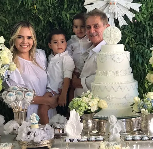 Bárbara e Eugênio Rabelo levam os filhos à pia batismal