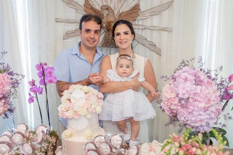 Lina Barrozo e José Pessoa Neto batizam a filha Júlia