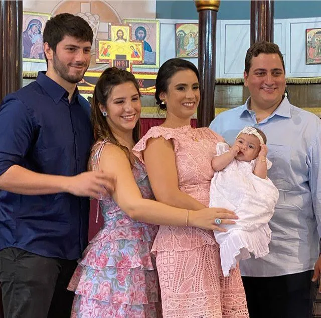 Tatiana e Thiago Barreira batizam a filha Lara reunindo familiares