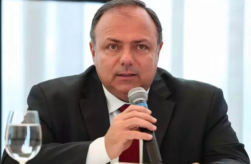 Bolsonaro decide tornar Pazuello ministro efetivo da Saúde