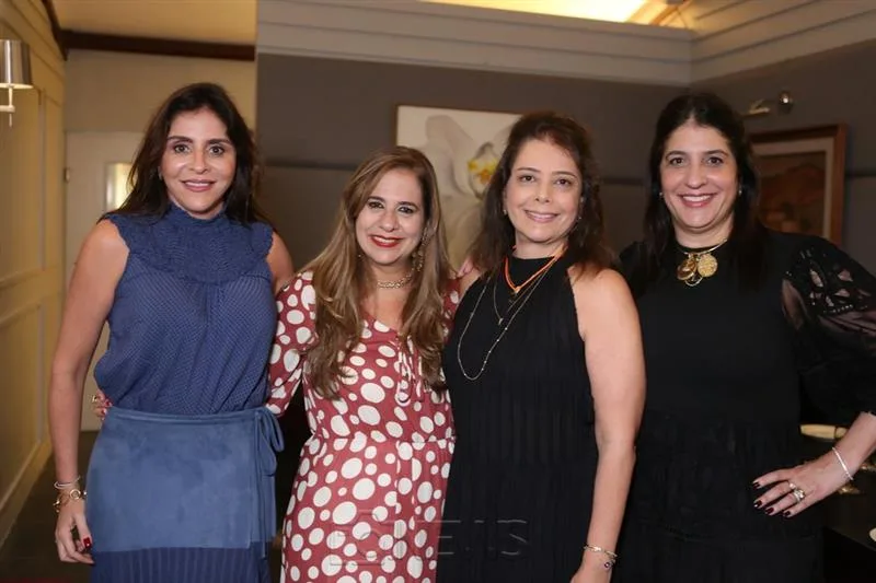 Cláudia Gradvohl ganhou os parabéns em festa surpresa